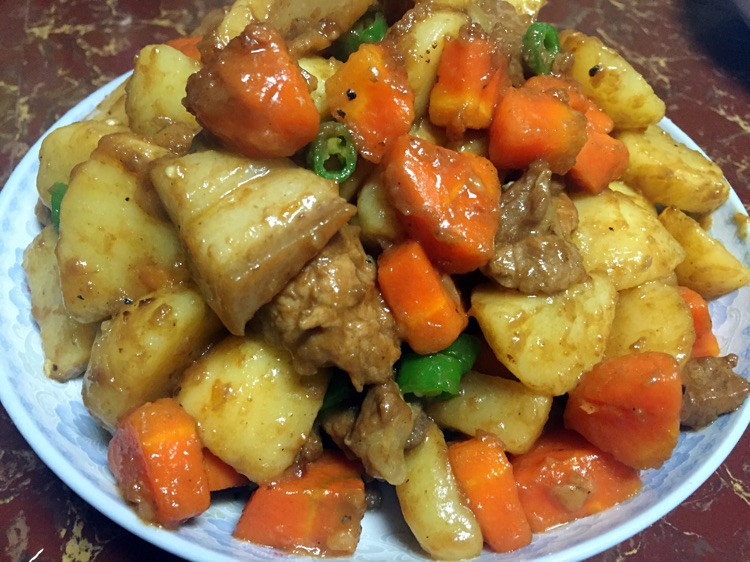 土豆红萝卜焖肉的做法
