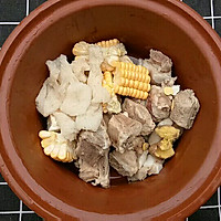 竹荪玉米排骨汤的做法图解5