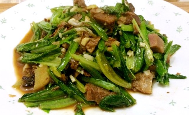 肘子肉炒油麦菜