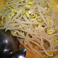 黄豆芽炒洋葱的做法图解1