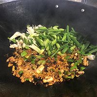 双椒蒜叶炒油渣 一点都不会腻哦的做法图解4