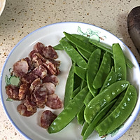 广式香肠炒扁豆的做法图解2