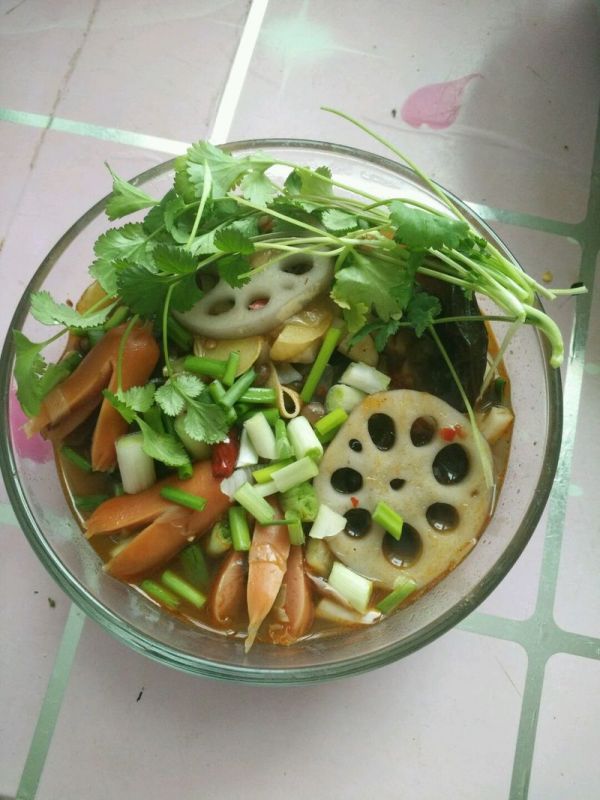 一个人热乎乎的麻辣烫小葱