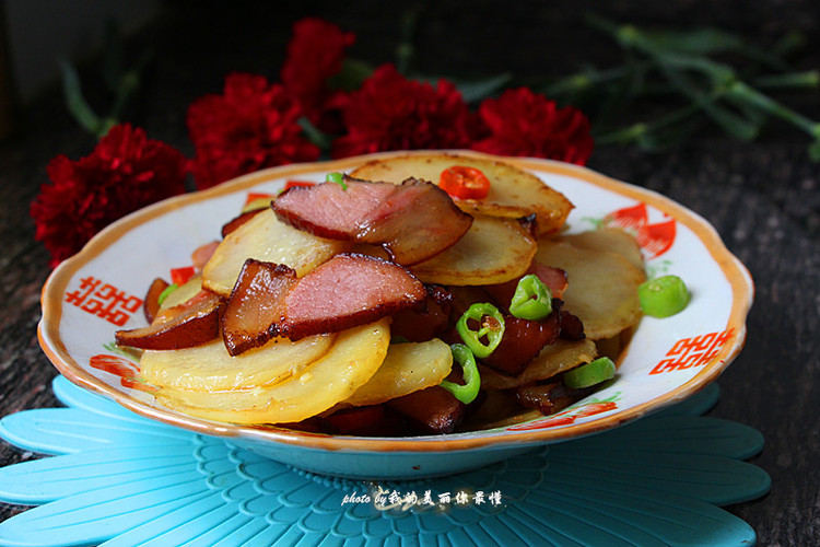 腊味飘香【腊肉炒薯片】的做法