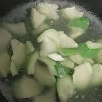 西葫芦木耳炒蛋的做法图解1