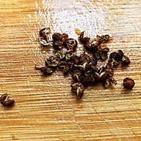 妈妈带来的美味——蒜苗炒腊猪舌的做法图解8