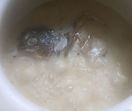 芋头煲鱼头汤的做法