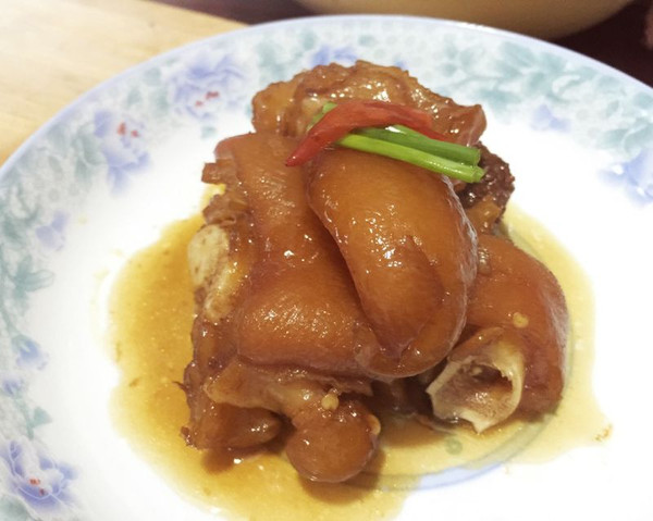 土红糖焖猪蹄（越吃越美丽）