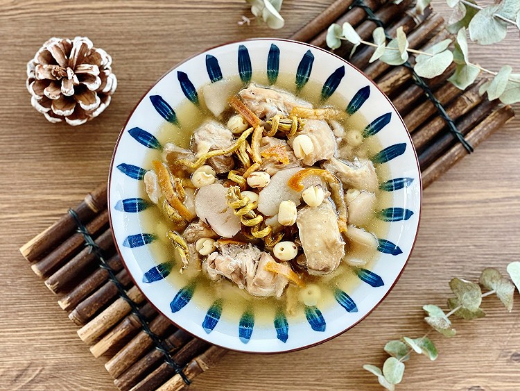 今日谷雨！喝碗养生鸡汤，做法很简单，汤清味美营养多的做法