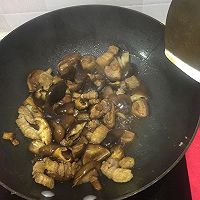 香菇炖肉的做法图解3