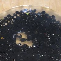 把黑豆放进绞肉机里,这样做太厉害了,98岁老奶奶的长寿秘诀!的做法图解1
