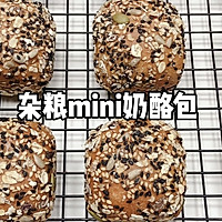 #我的2024年夜饭#杂粮果干mini奶酪包的做法图解1
