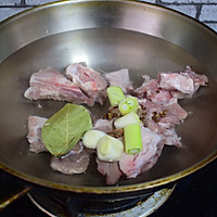 排骨烩酸菜的做法图解4