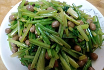 凉拌芹菜花生豆的做法