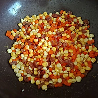 腊肠炒红萝卜玉米的做法图解7