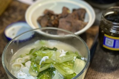 小白菜面条配酱牛肉