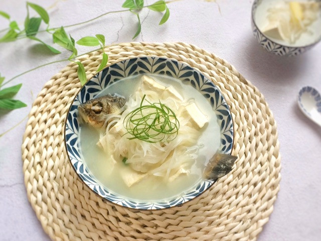 奶白鲜美的秘诀：白萝卜豆腐鲫鱼汤的做法