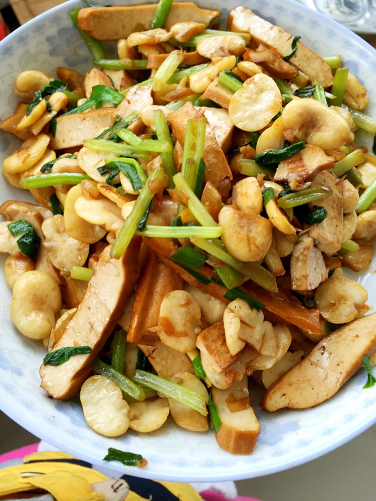 素炒蚕豆的做法图解1