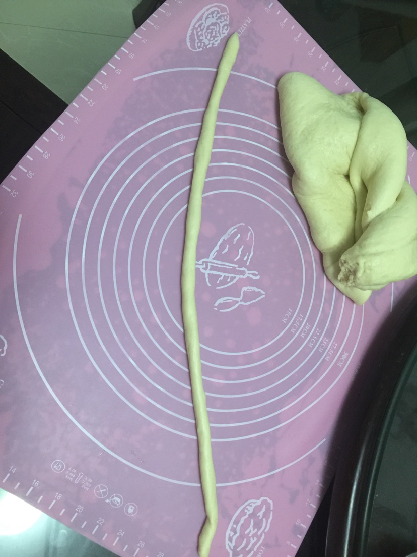 毛毛虫腊肠包的做法图解1