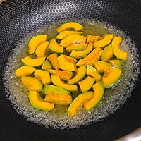 拔丝南瓜（板栗小南瓜）的做法图解3