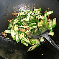 秋葵炒肉的做法图解2