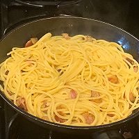 Pasta alla Carbonara培根意面的做法图解7
