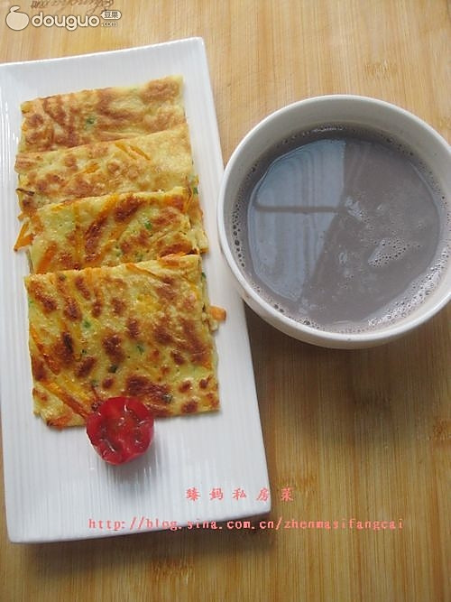 黑米薏仁豆浆&胡萝卜煎饼的做法