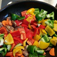 胡萝卜彩椒烩腊肠的做法图解6