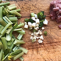 家常菜—芹菜肉丝的做法图解1