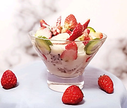草莓火龙果酸奶沙拉的做法