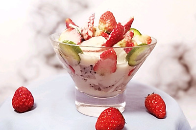 草莓火龙果酸奶沙拉