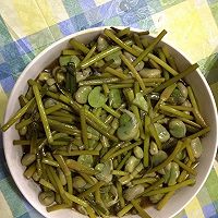 蒜苗蚕豆的做法图解3