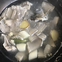 鲤鱼猪肉汤——美容养颜的做法图解3