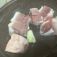 酸黄瓜肉夹馍的做法图解1