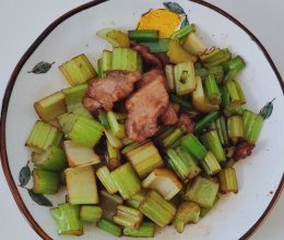 芹菜炒肉，咸鲜美味的做法
