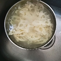 #李锦记旧庄蚝油鲜蚝鲜煮#蚝油莲藕炒腊味的做法图解3