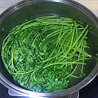 茼蒿拌蘑菇的做法图解1