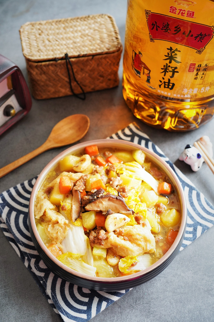 鲜肉菌蔬什锦煲的做法