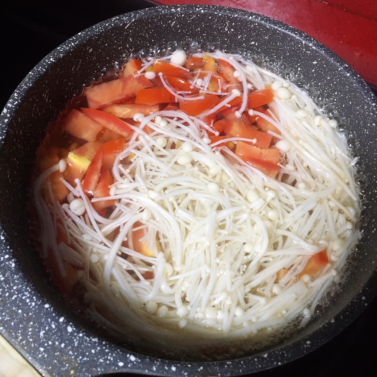 番茄金针菇汤怎么做_番茄金针菇汤的做法_归家小厨_豆果美食
