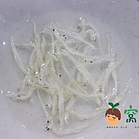 宝宝辅食:银鱼奶香蛋的做法图解1