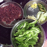 牛肉豆鼓炒凉瓜的做法图解1