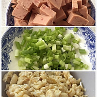 超级简单活力早餐：酱油鸡蛋炒饭的做法图解1