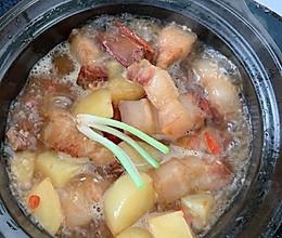土豆焖红烧肉的做法