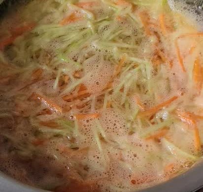 胡萝卜，黄瓜，鳕鱼肠，鸡蛋饼