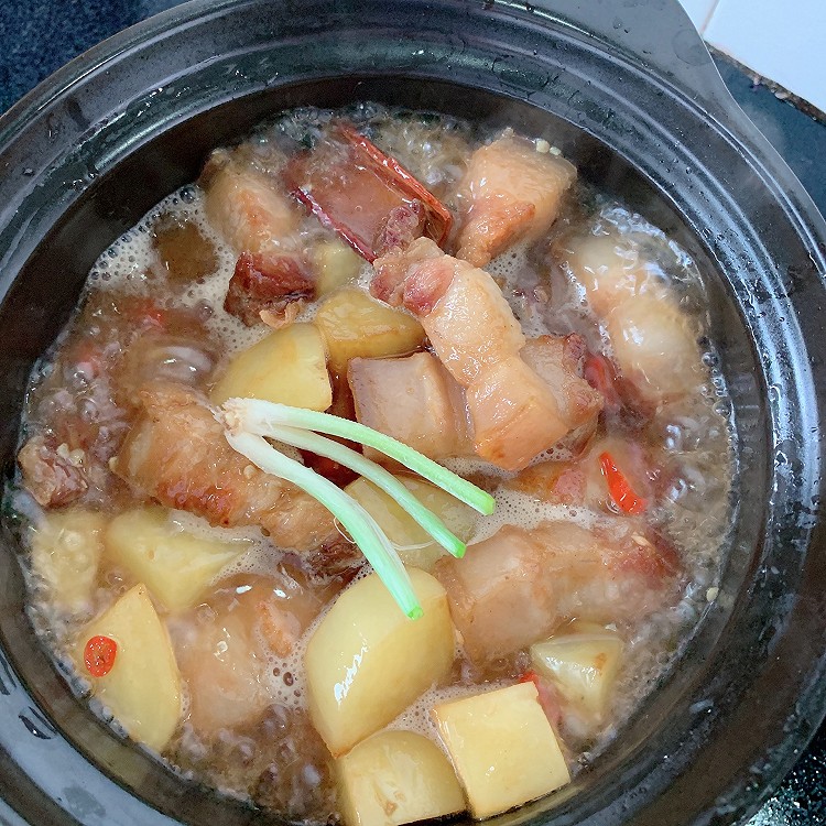 土豆焖红烧肉的做法