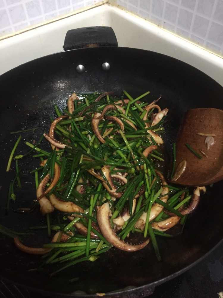 韭菜花酱爆鱿鱼须的做法图解7