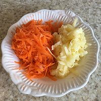 土豆鸡蛋胡萝卜丝饼的做法图解2
