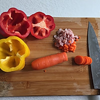 芝士培根蔬果甜椒盅+小米粥的做法图解1