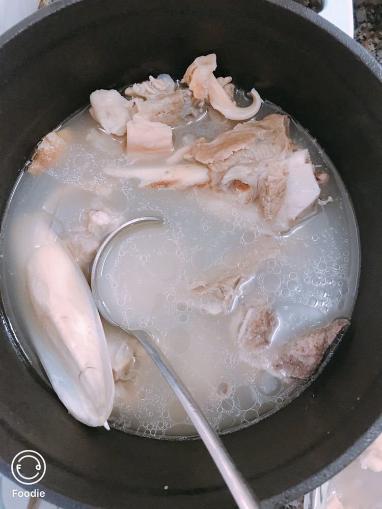 墨鱼筒骨汤的做法