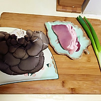 蘑菇炒肉的做法图解1